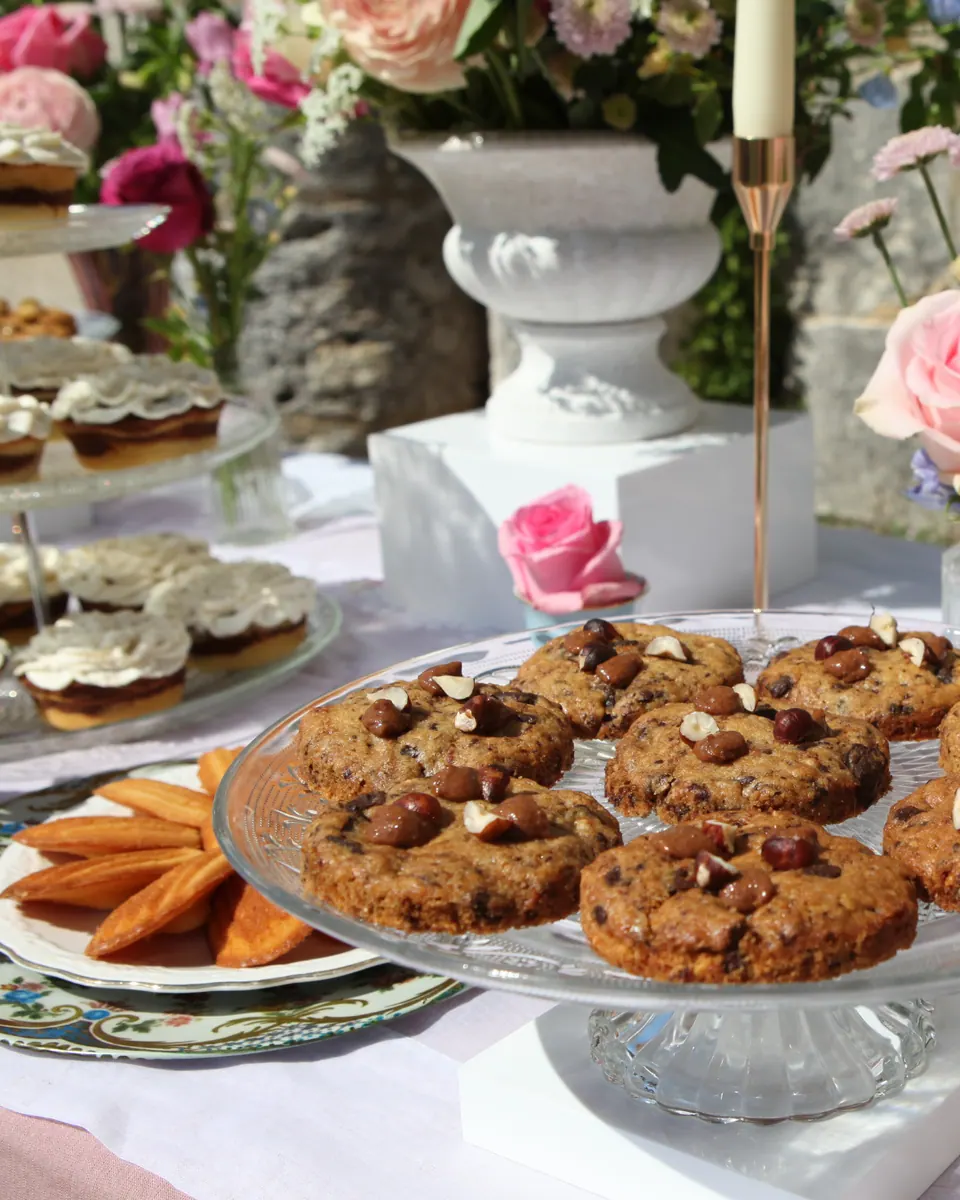 Buffet sucré avec cookies aux noisettes, madeleines et tartelettes à la crème