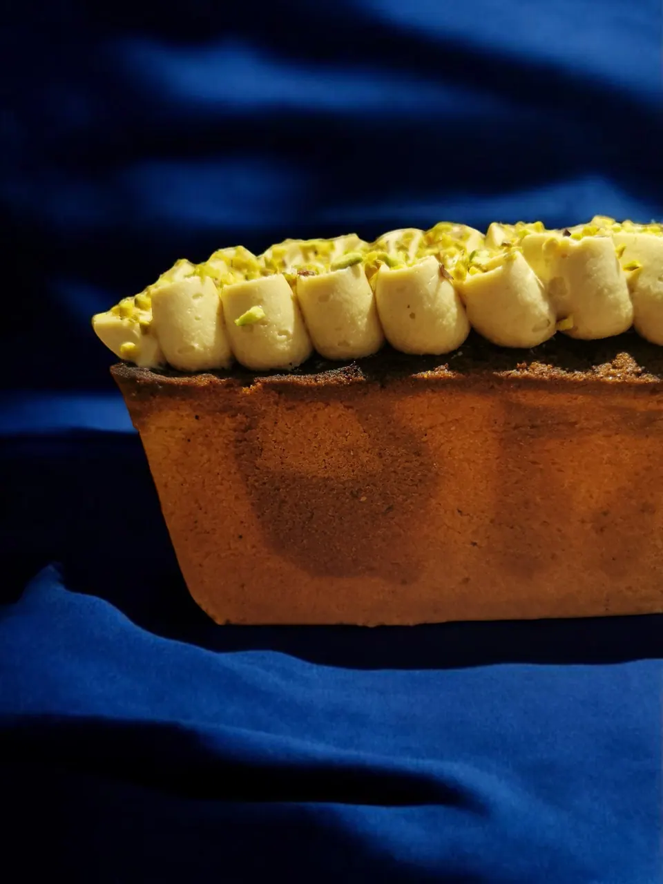 Cake surmonté d’une rangée de pointes de crème