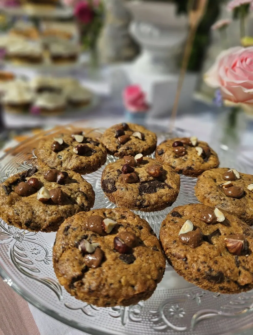 Cookies aux noisettes et pépites de chocolat sur un présentoir en verre