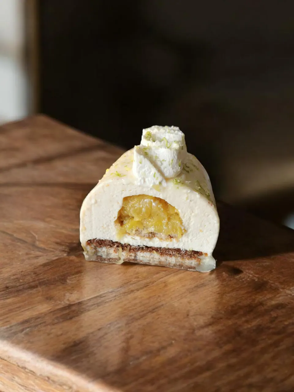 Entremets individuel coupé, laissant voir un cœur fruité