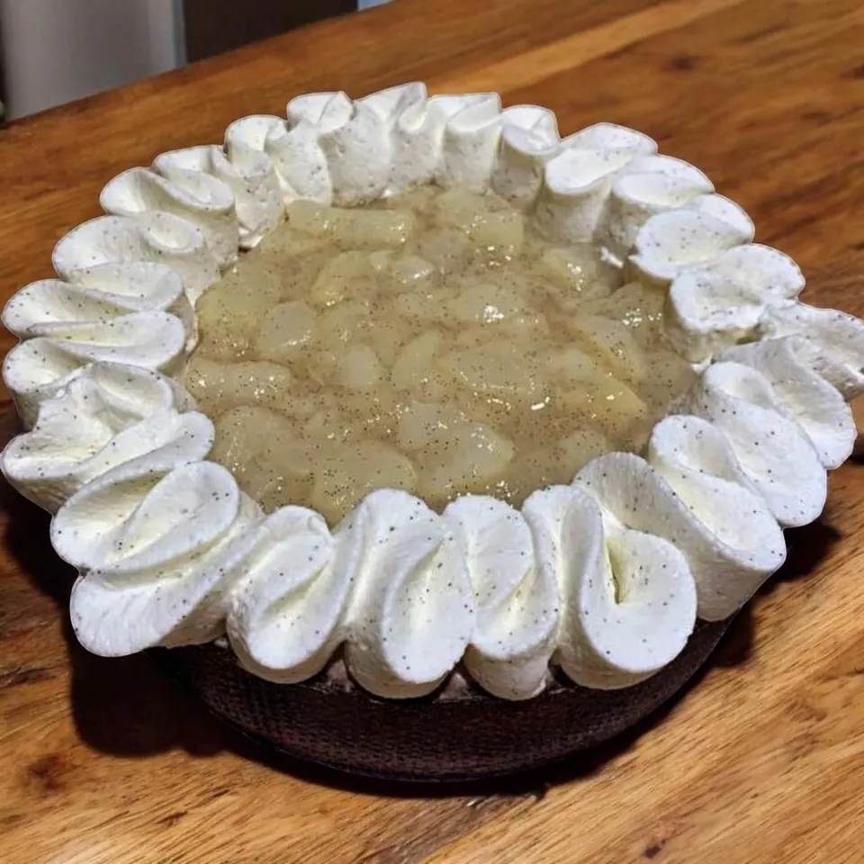 Tarte aux fruits entourée d’une couronne de meringue