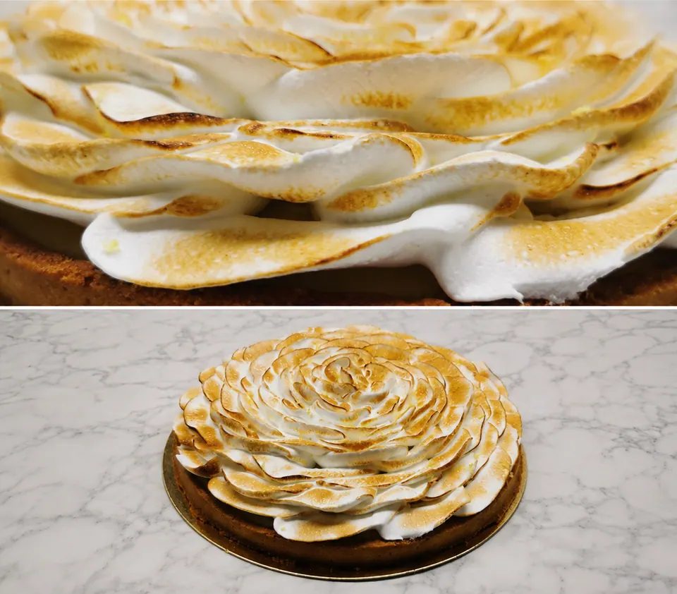 Détail d’une tarte meringuée en pétales dorés