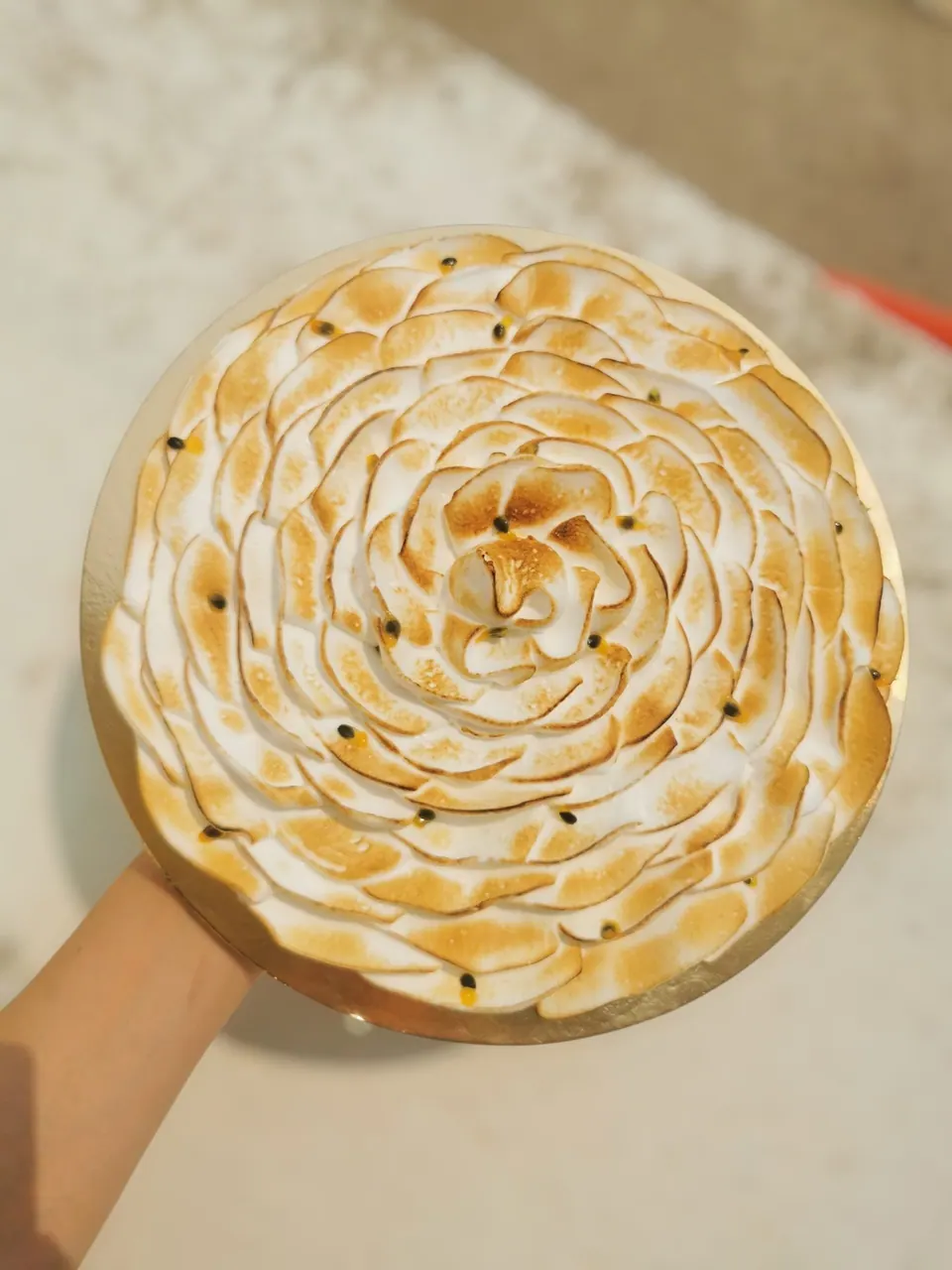 Tarte meringuée dressée en rosace et dorée au chalumeau